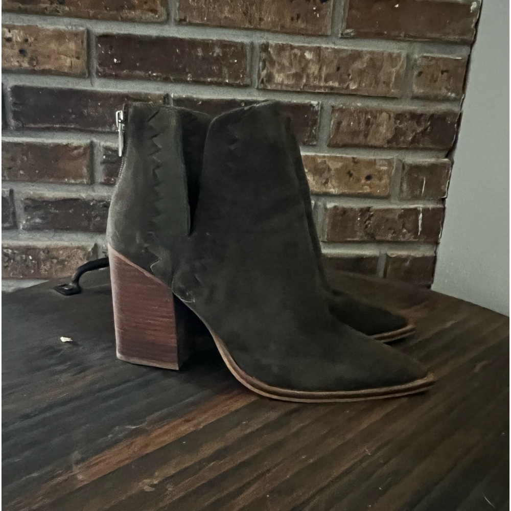 Vince Camuto
GENEDY POINTED TOE SUEDE BOOT IN GREEN